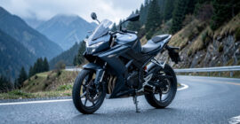 Moto sportive légère de 125 cm³ stationnée sur une route de montagne sinueuse, évoquant la vitesse et la responsabilité légale.